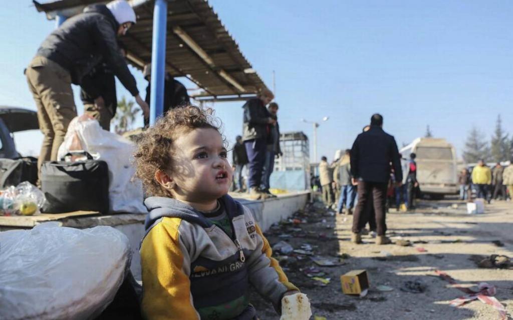 A menekült gyermek humanitárius segítségre vár
