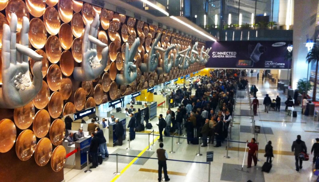 Visumcontrole passeren op de luchthaven
