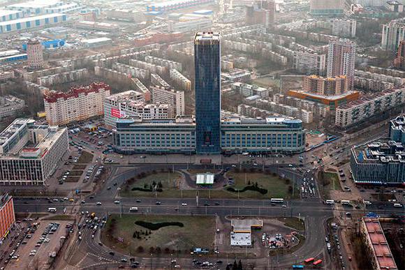 Het langste gebouw in de foto van St. Petersburg