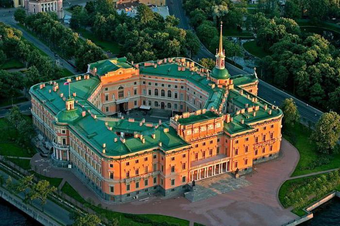 Mikhailovsky-kasteel in de klok van St. Petersburg