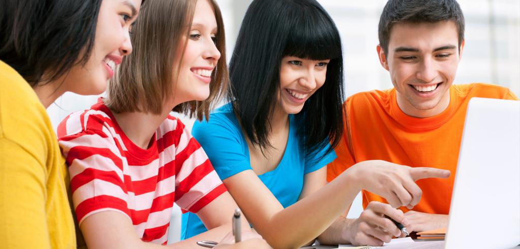 Students at the laptop