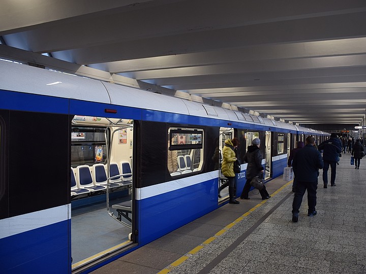 Piattaforma della stazione della metropolitana