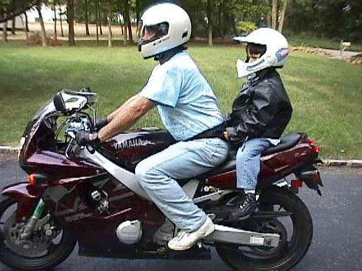 quants anys podeu muntar un passatger de moto