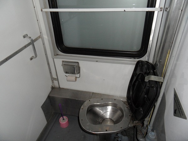 WC v příměstském vlaku