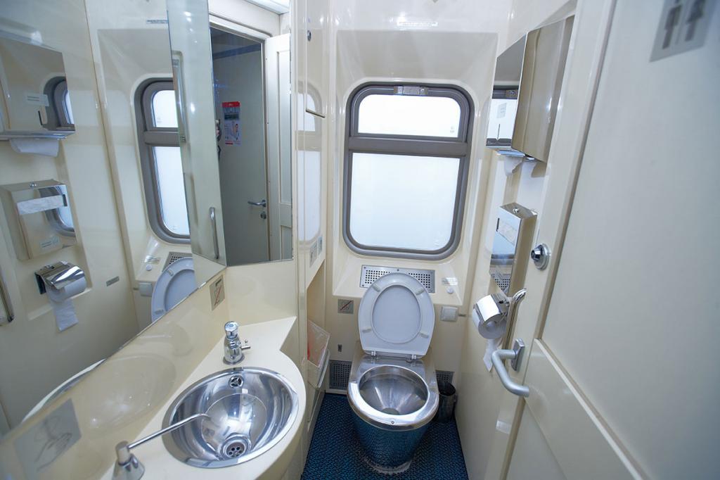 Saubere Toilette im Zug