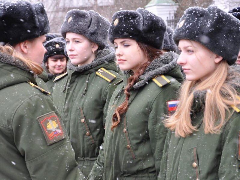 Russische Mädchen in den Reihen