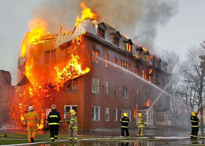 Beschadigende factoren van brand zijn