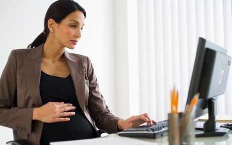 concediază o femeie însărcinată pentru absentism