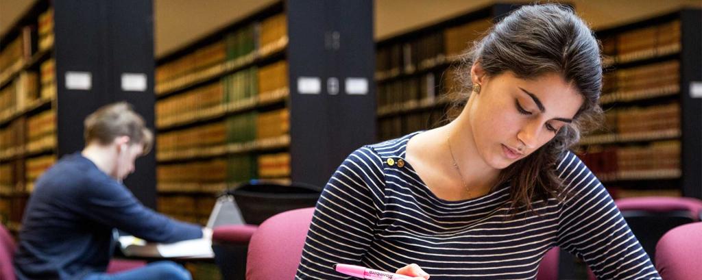 Schulkinder in der Bibliothek