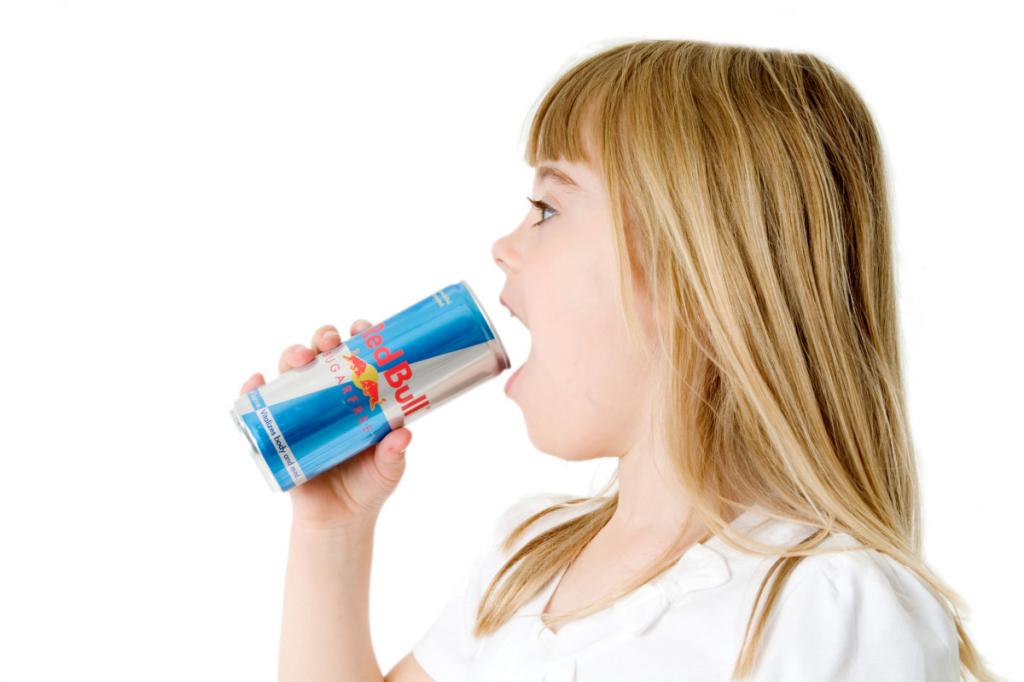 Gyermek iszik energiát