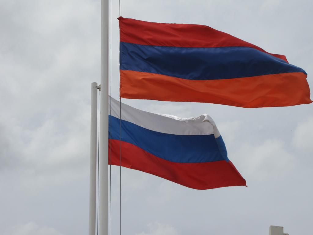 Flaggor från Armenien och Ryssland