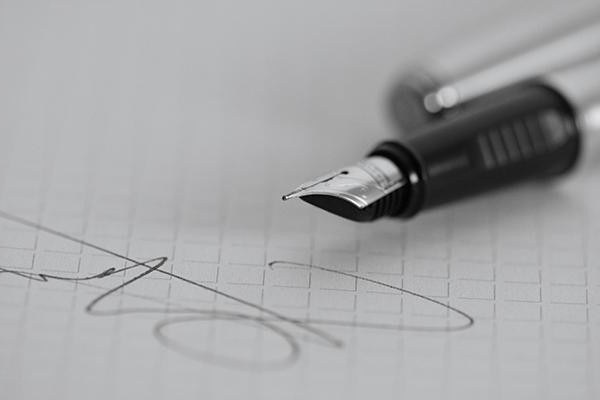 documenten ondertekenen in zwarte of blauwe pen