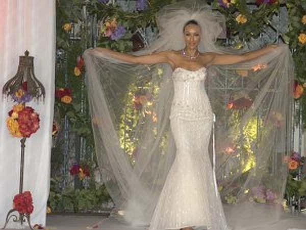 vad är den dyraste bröllopsklänningen i världen