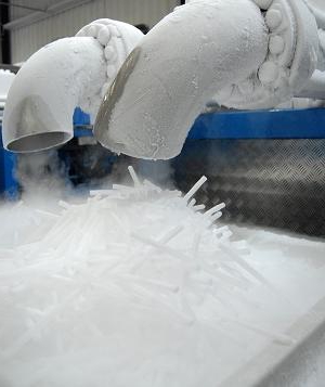 stroj na výrobu suchého ledu