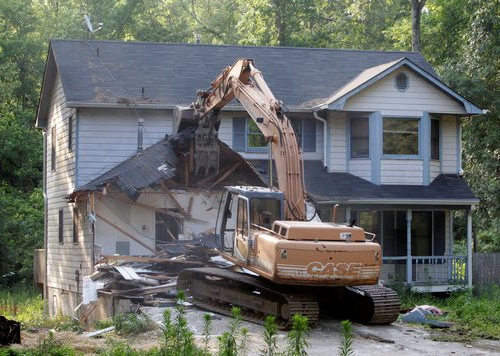 demolarea caselor de urgență