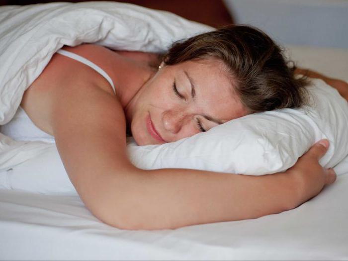 jak spát méně a dostatek spánku návod