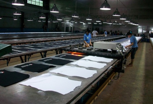 productie van logo-t-shirts