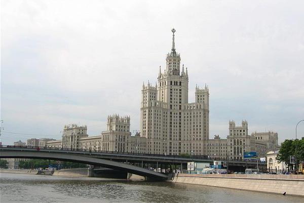 колко сталинистки небостъргачи в Москва