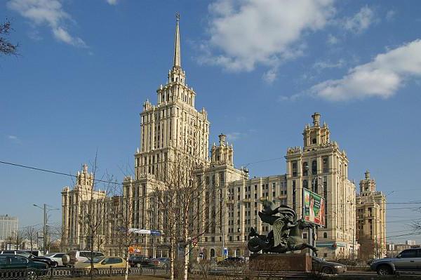 Stalinistiska skyskrapor i Moskva adresserar