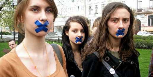 silenzio legge testo di Mosca