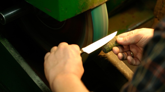 מכונת להכנת סכינים