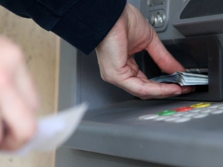 Jak převádět peníze z karty na kartu Sberbank prostřednictvím bankomatu