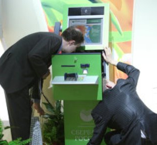So laden Sie eine Sberbank-Karte an einem Geldautomaten auf