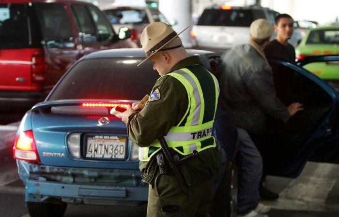 pénzbírságot fizet a közlekedési rendőrök parkolására