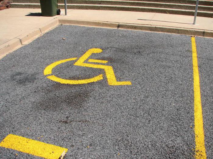 Geldstrafen Verkehrspolizei Parkplätze vor Ort für Behinderte
