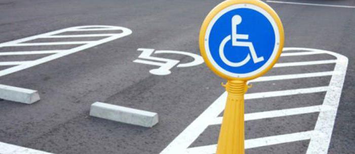 Wie hoch ist eine Strafe für das Parken an einem Behindertenplatz?