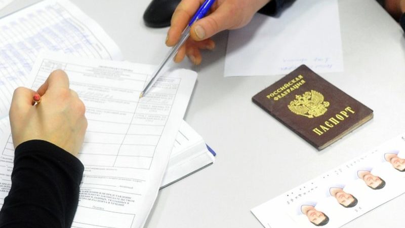 Punishment for delaying a passport and submitting an application for the exchange of identity cards