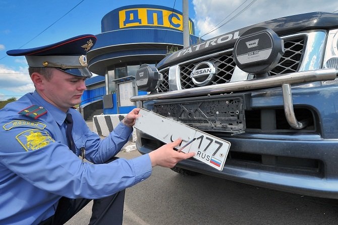 Az autók rendszámaival kapcsolatos információkkal forduljon a közlekedési rendőrökhöz