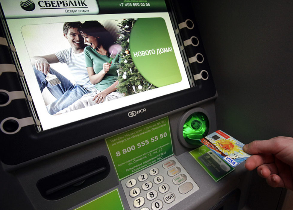 Zahlung der staatlichen Abgabe an einem Geldautomaten