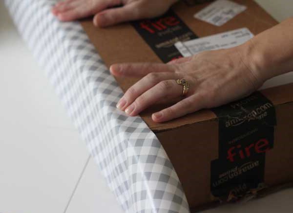 how to pack a box in gift paper