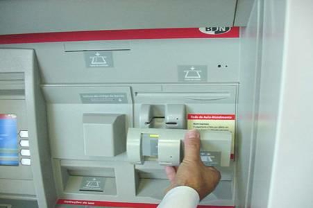 wie man einen Geldautomaten benutzt