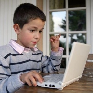 tjäna pengar online till en skolpojke