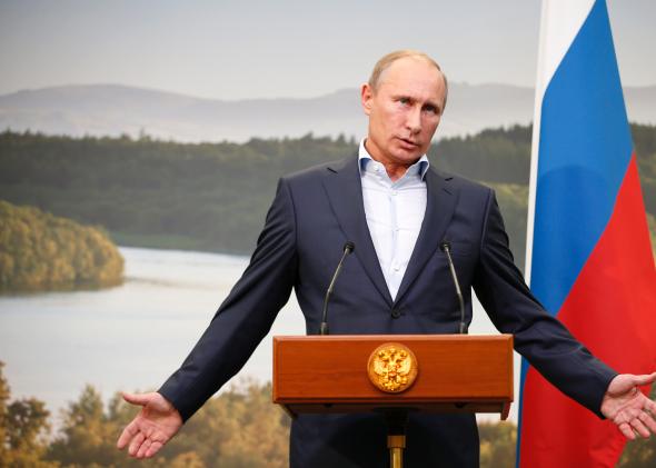 Vladimir Putin sänkte lönerna för sig själv och tjänstemän med 10%