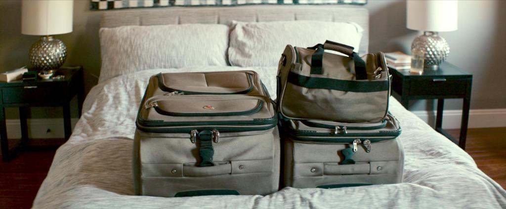 Resväskor på sängen
