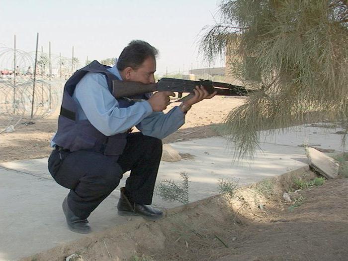 politieagent heeft het recht om vuurwapens te gebruiken bij het proberen