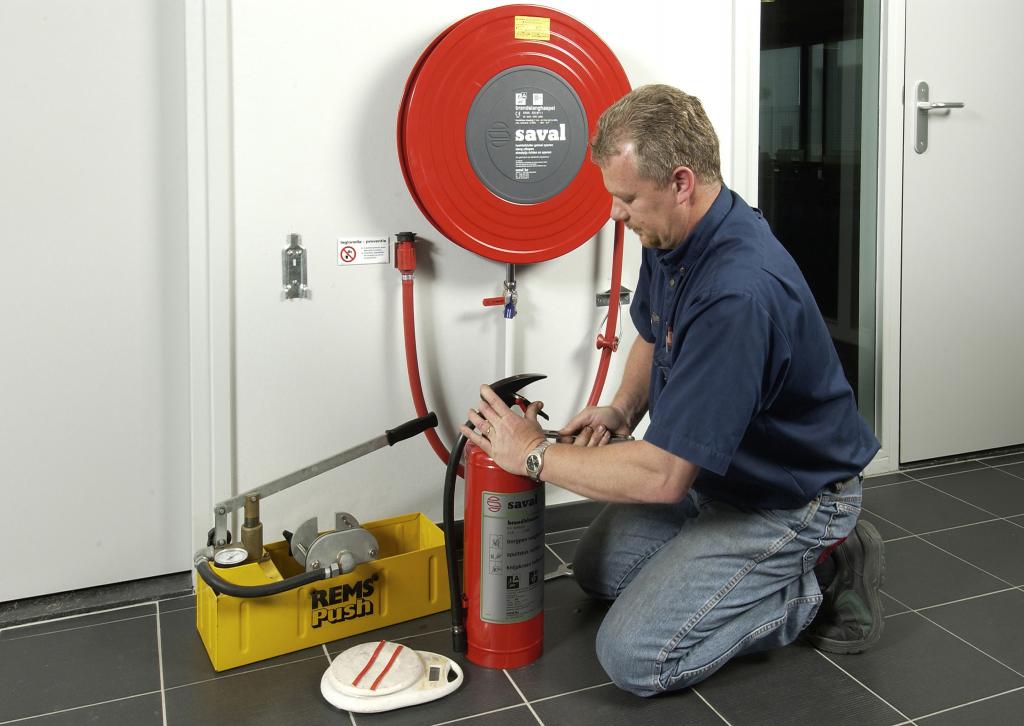 milyen gyakorisággal ellenőrzik a tűzoltó készülékeket a vállalkozásban
