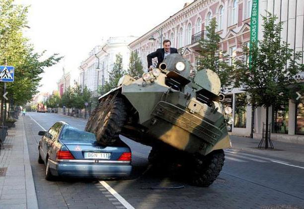 kde jsou evakuovány automobily z Petrohradu