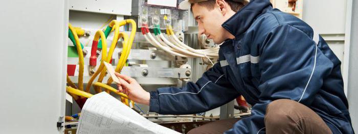 which PPE are used by employees serving electrical installations