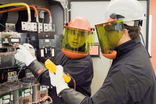 مسؤولية العمال الذين يقومون بخدمة التركيبات الكهربائية