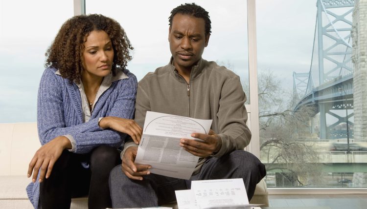 Ehepartner beobachten einen Darlehensvertrag