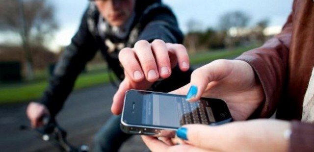 de man wil de telefoon uit de handen van het meisje pakken