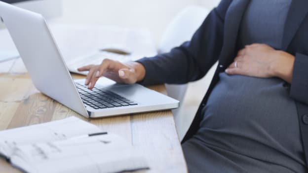 gravid kvinna söker ett jobb