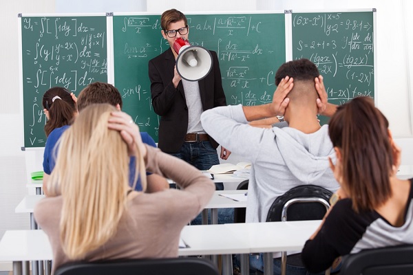 učitel křičí na studenty