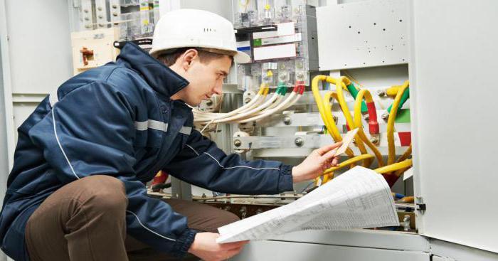 arbetsbeskrivning av en elektrikerreparatör av elektrisk utrustning
