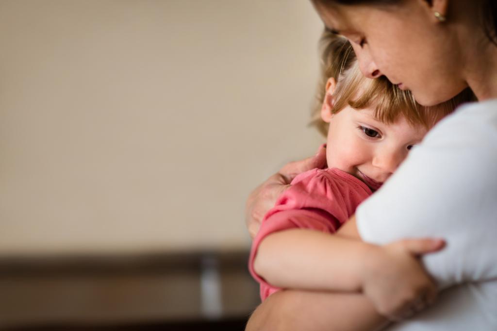 pequeño bebé con mamá