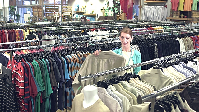 lány egy ruházati üzletben